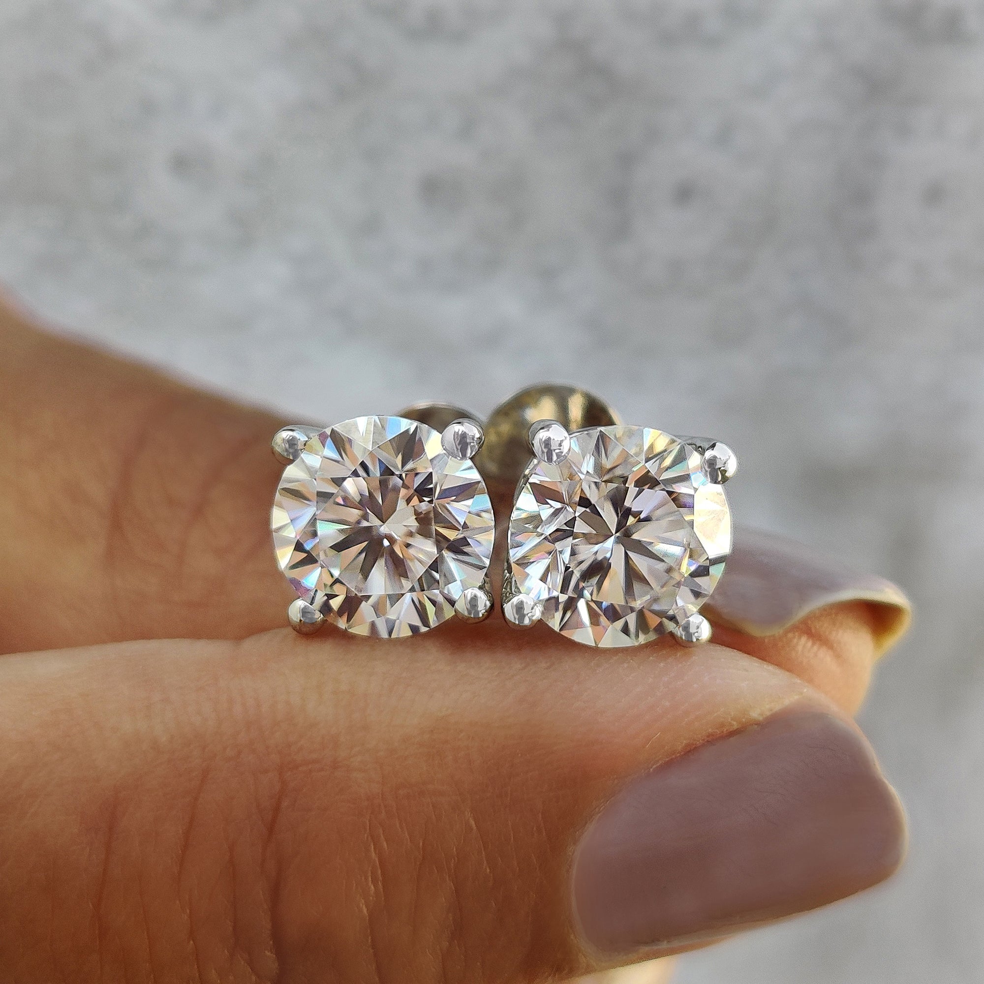 Screw Style Round Cut Stud Earrings Imagen principal del producto
