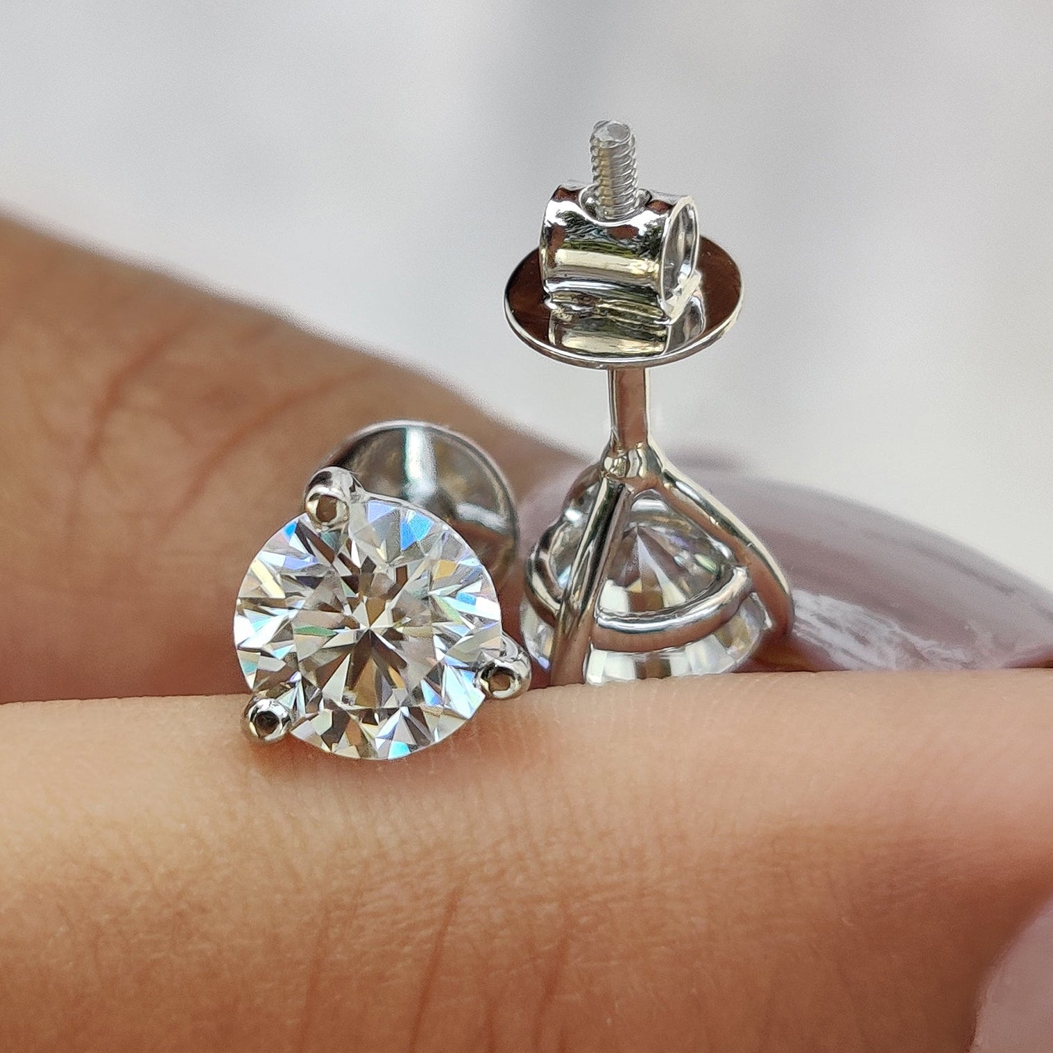 Round Diamond Stud Earrings In White Gold Hauptbild
