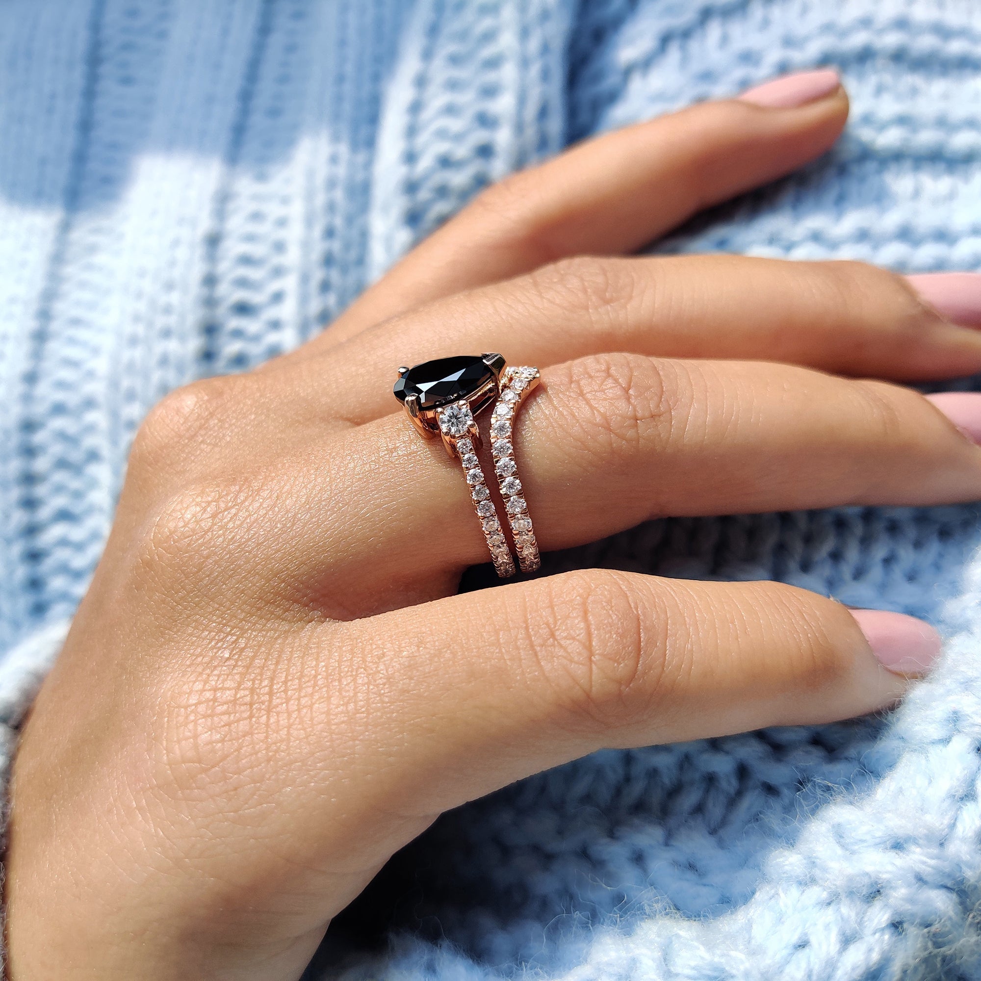 Black Pear Engagement Ring With Curved Wedding Band Image secondaire du produit