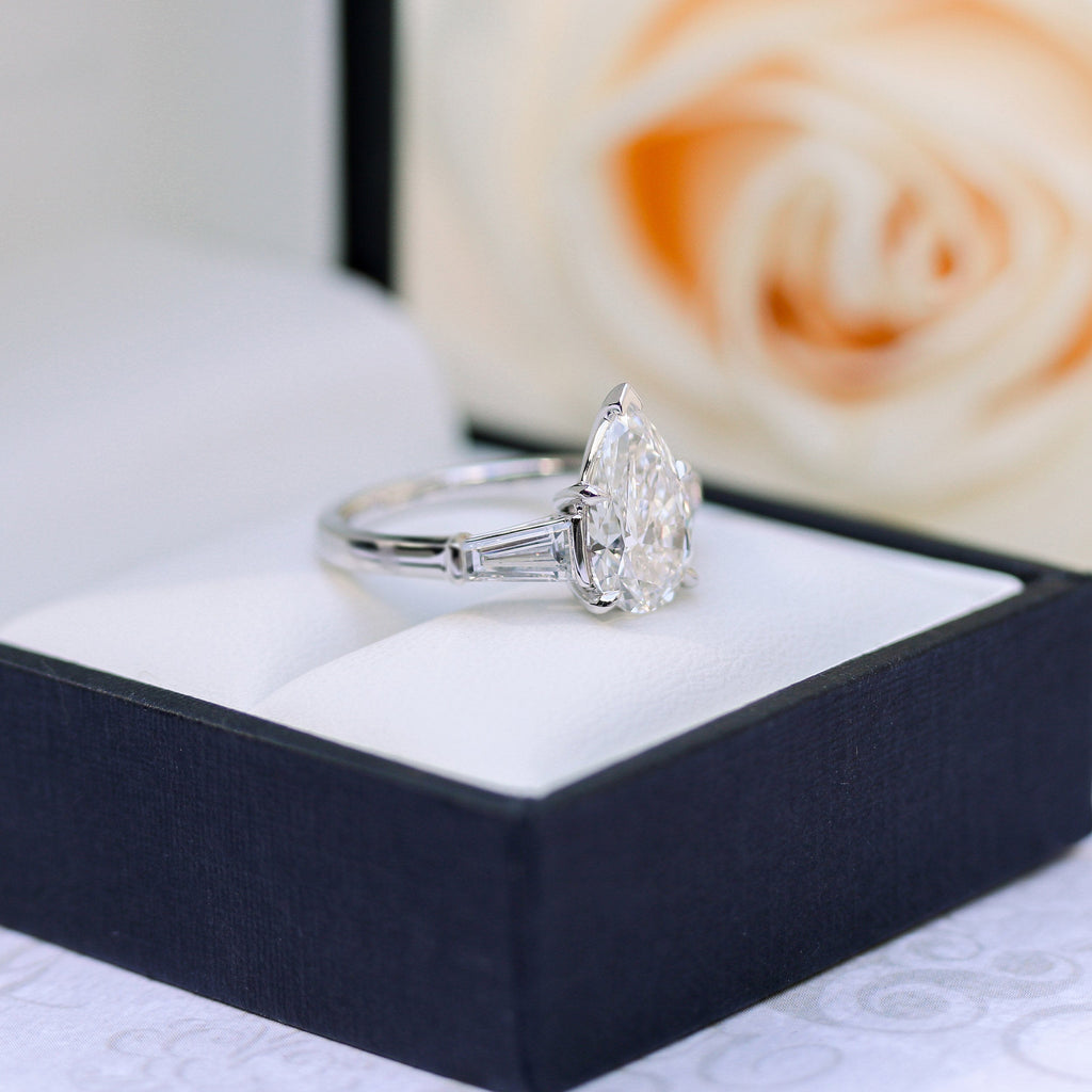 3.0 CT Pear Moissanite Three Stones Engagement Ring
